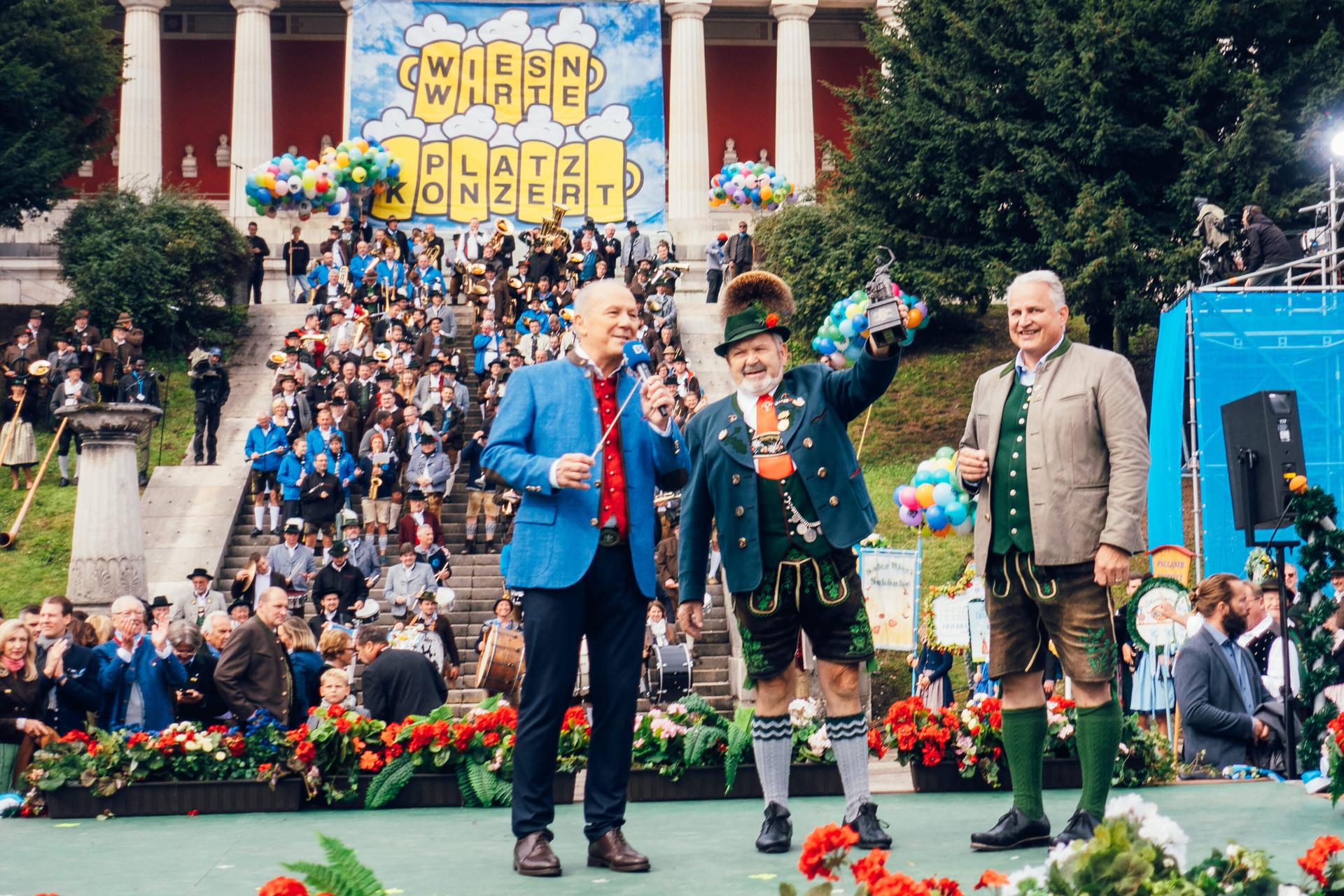 V.l.n.r.: Michael Harles (BR), Max Bertl und Christian Schottenhamel beim Platzkonzert der Wiesnwirte 2022