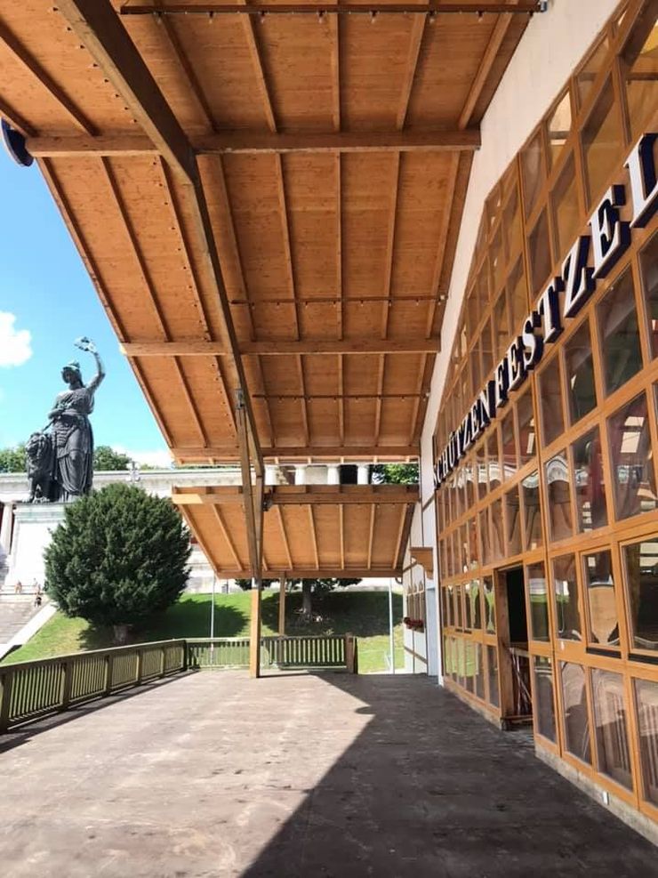 Schützen-Festzelt mit Blick auf Bavaria