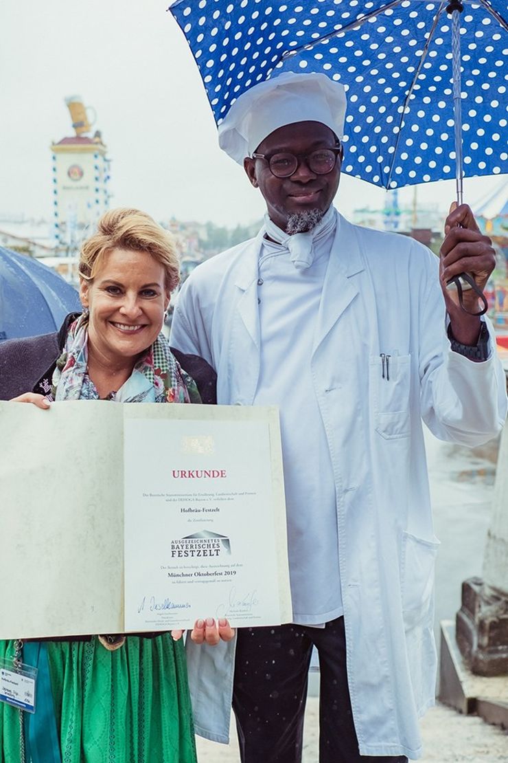 Silja Schrank-Steinberg und ihr Küchenchef Max Diagne