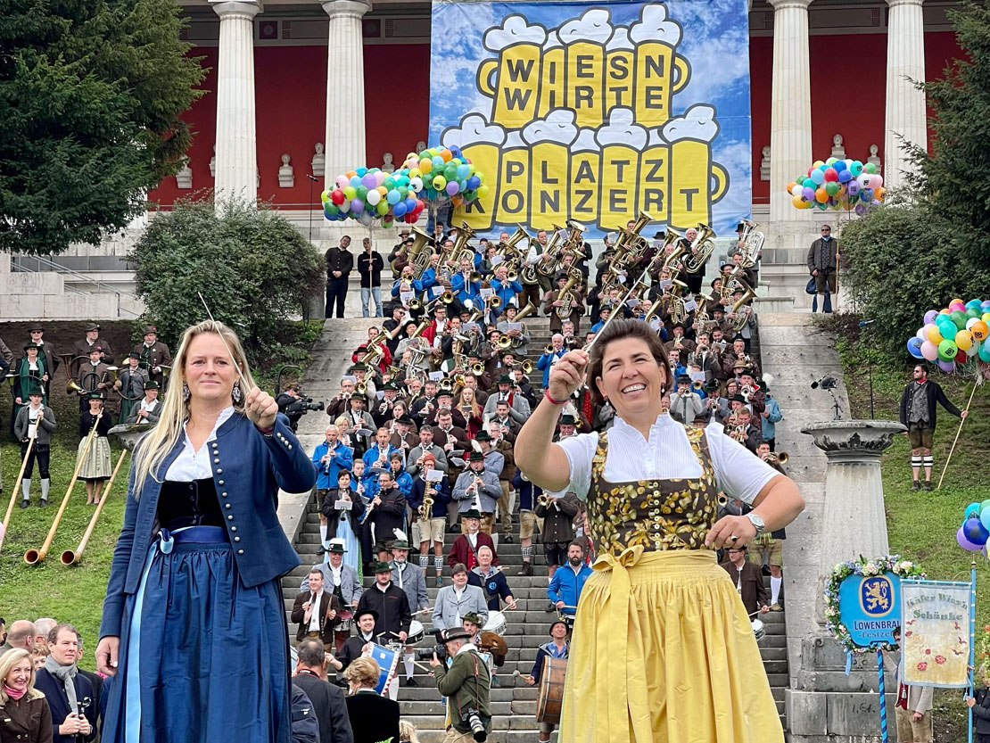 Johanna Schottenhamel und Katharina Inselkammer (r.)