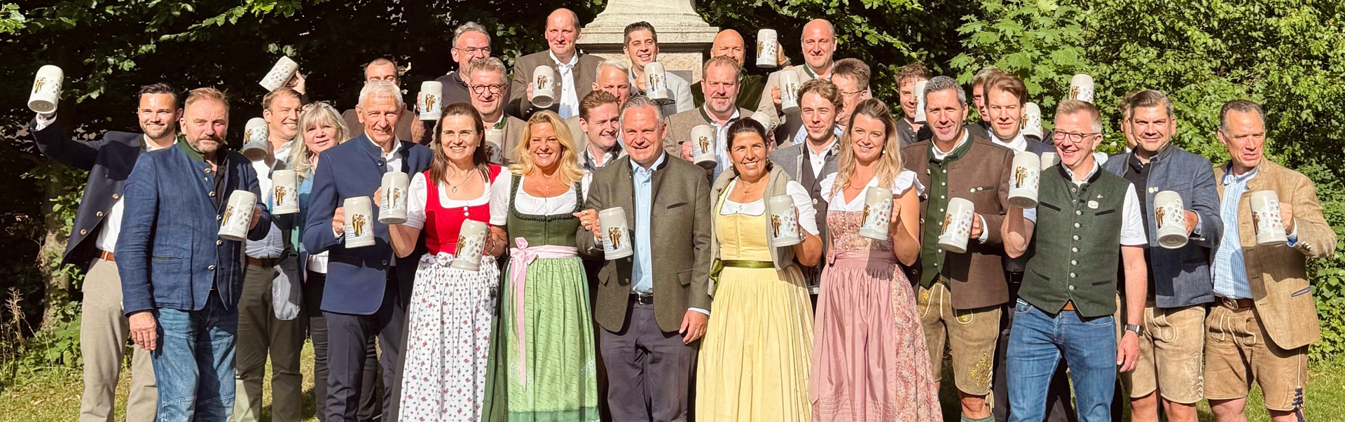 Die Wiesnwirte bei der Krugpräsentation 2025
