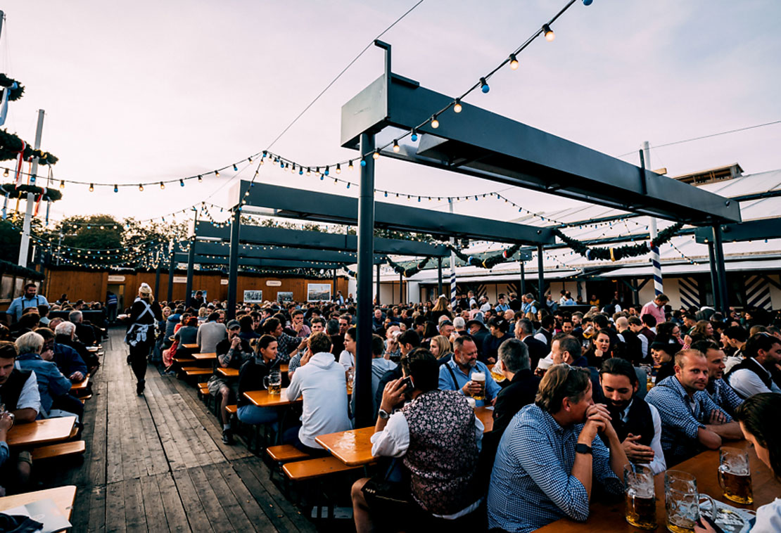 Biergarten auf der Wiesn