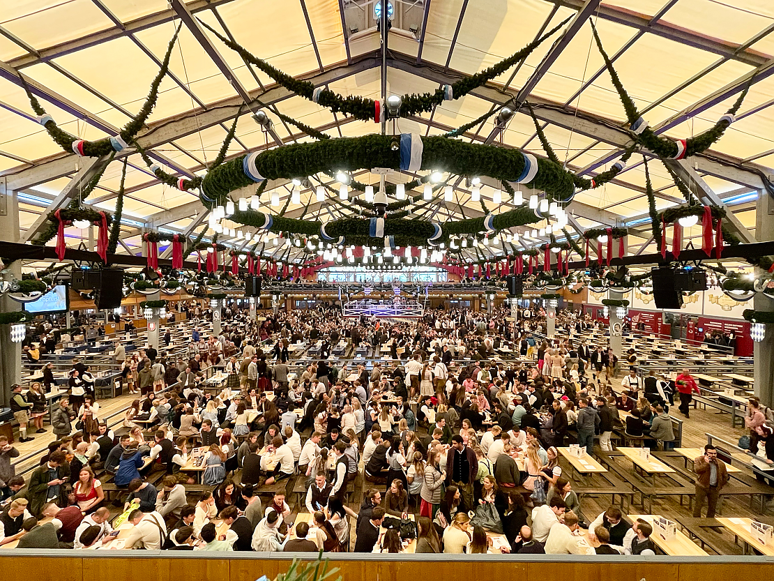 Blick auf das Schottenhamel Festzelt beim Oktoberfest